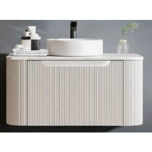 Долен шкаф за баня с порцеланова мивка и кварцов плот Makena, идеален за елегантна баня с PVC конструкция.