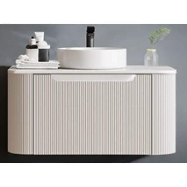 Долен шкаф за баня с порцеланова мивка и кварцов плот Makena, идеален за елегантна баня с PVC конструкция. Долен шкаф за баня с порцеланова мивка и кварцов плот Makena, идеален за елегантна баня с PVC конструкция.