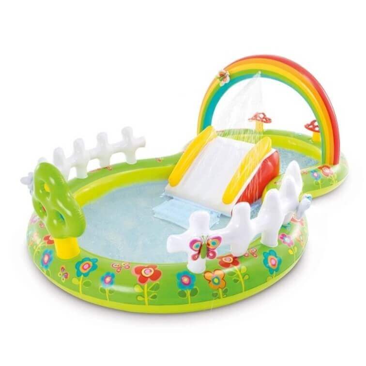 Детски надуваеми басейни, пояси и играчки край басейн