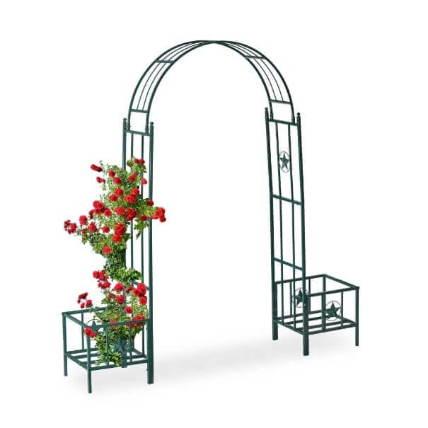 Градинска арка с рози и цветя в зелена градина