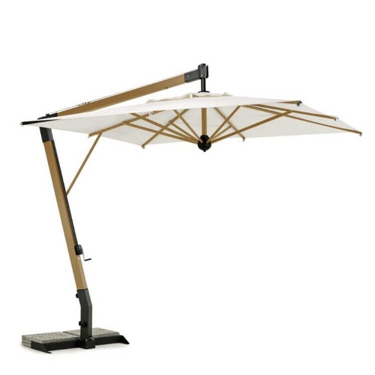 Градински чадър, разпънат над външна маса в градина