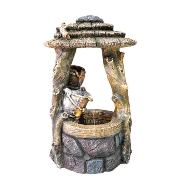 Градински фонтан в озеленен двор с декоративни камъни