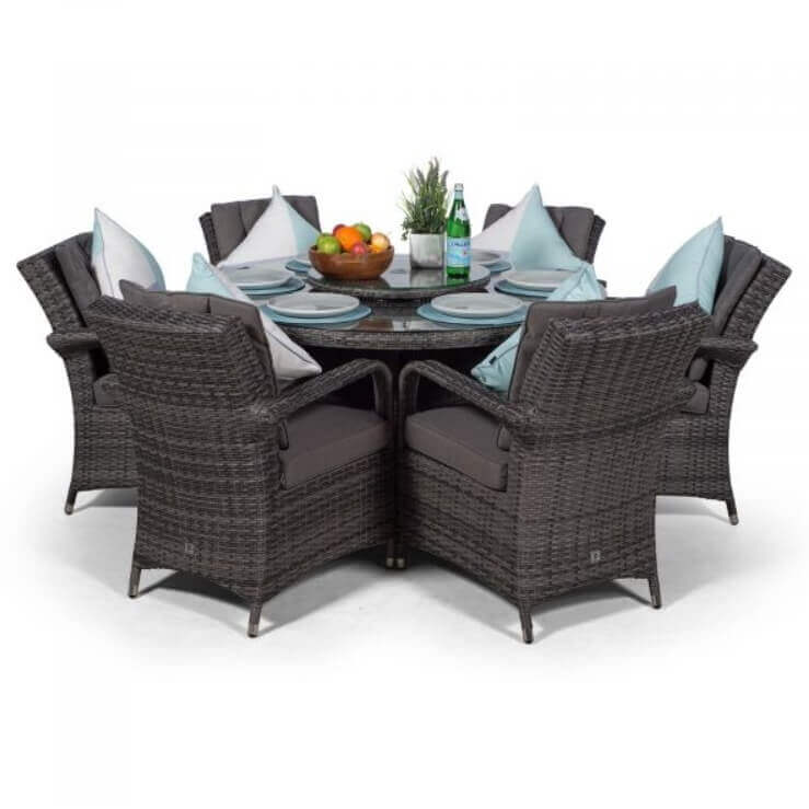 Градински комплект от маса и столове върху зелена морава