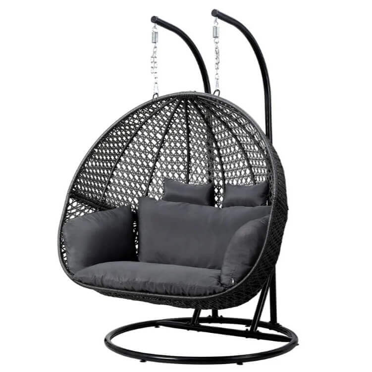 Градинска люлка тип яйце и стандартна триместна люлка в зелена градина