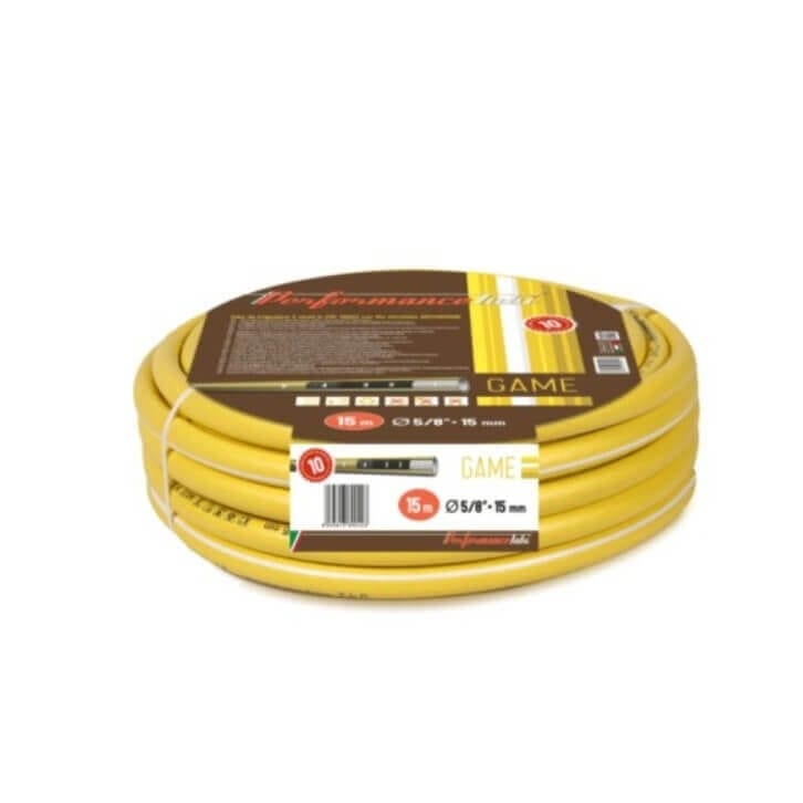 Градински маркуч, разпънат в зелена градина по време на поливане