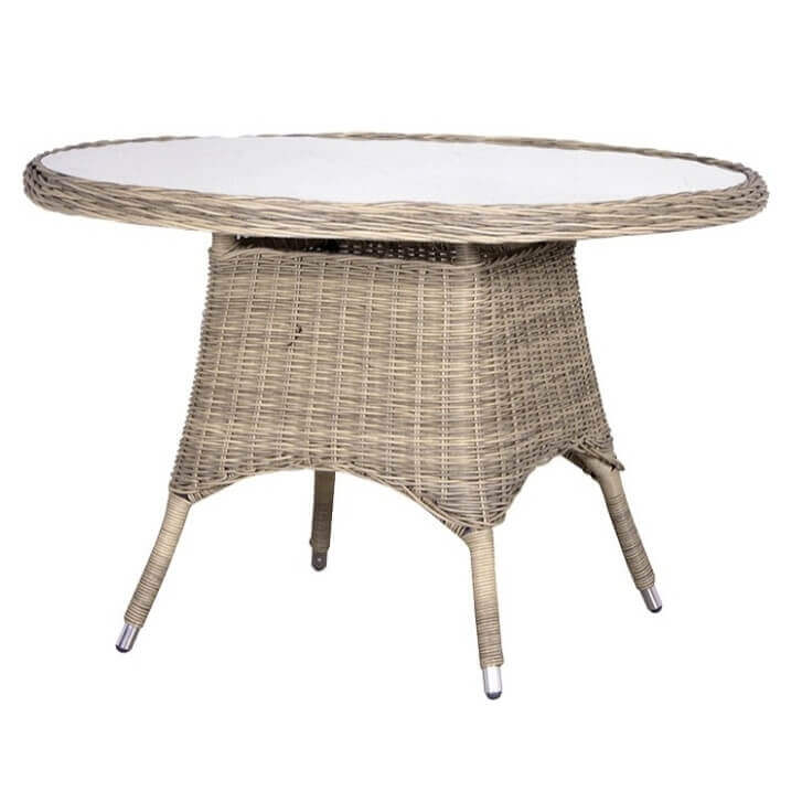 Градинска маса, подредена за обяд върху зелена морава