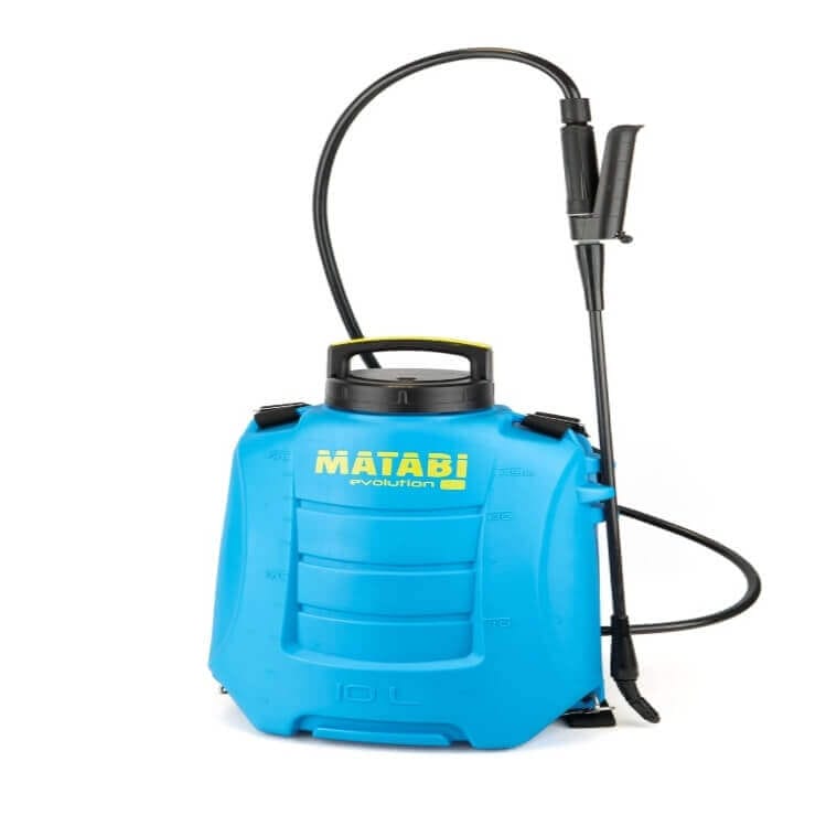 Градинска пръскачка в действие на зелена морава