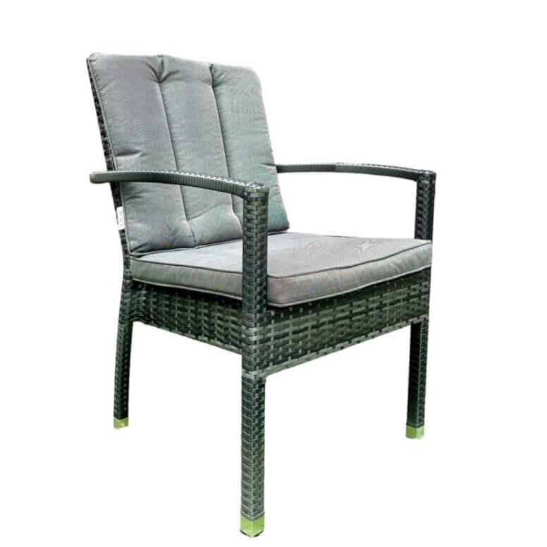 Градински столове, подредени около маса на открито