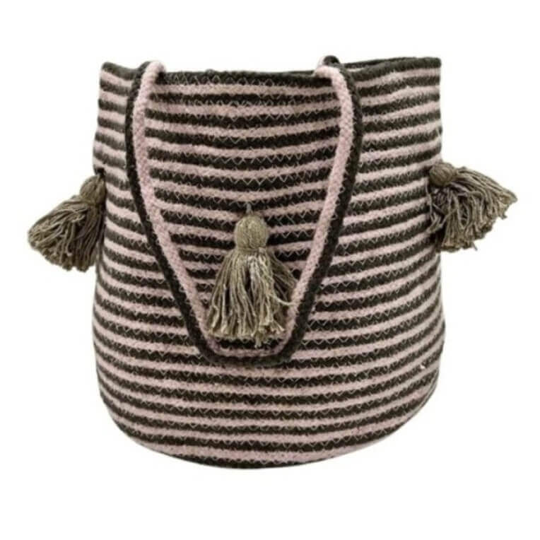 Ръчно тъкани кошници и декоративни панери, подредени в модерен дом