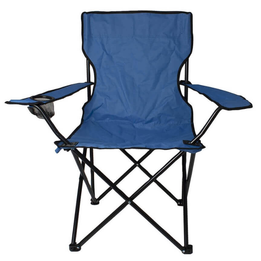 Сгъваем къмпинг стол, разпънат край лагерен огън на открито