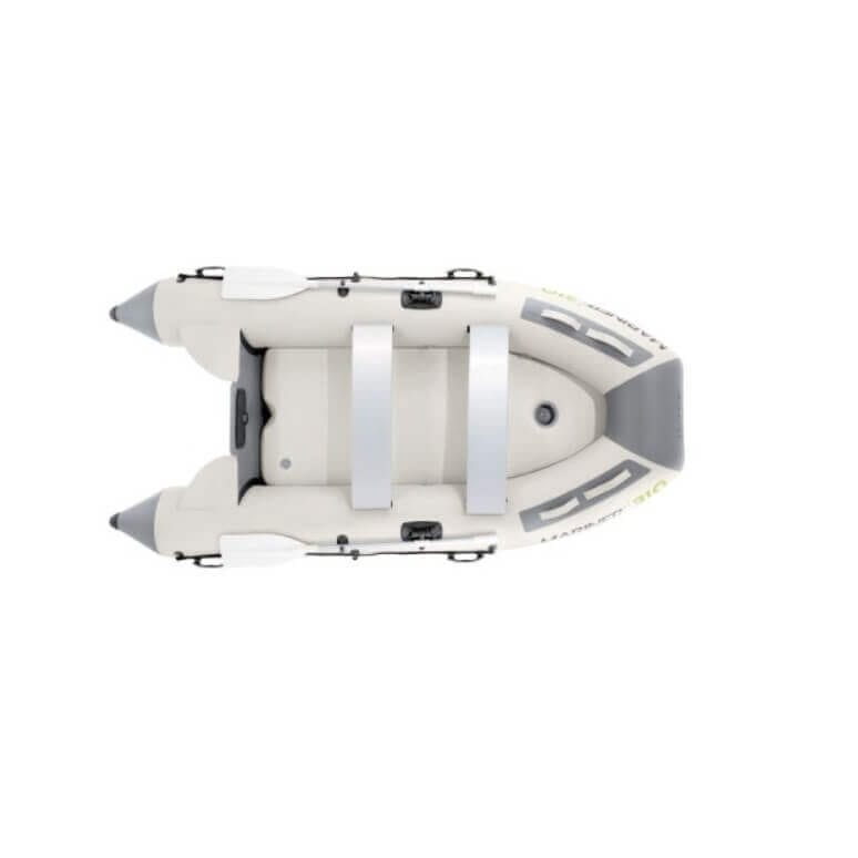 Надуваеми лодки и каяци със спортни аксесоари върху вода