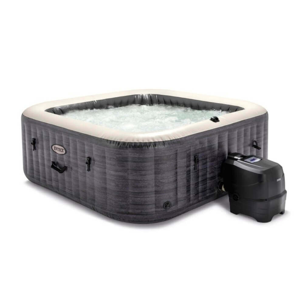 Надуваемо джакузи в градина с вода и мехурчета