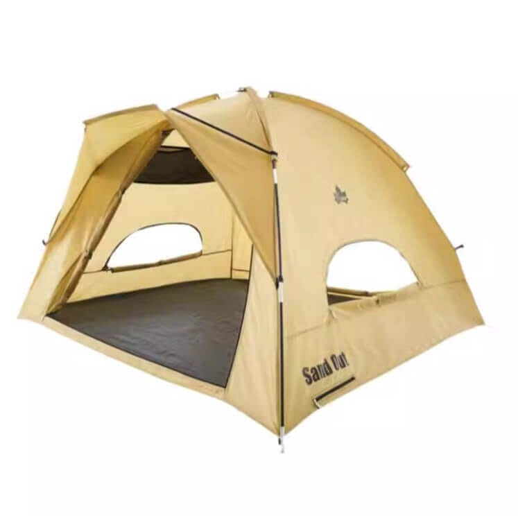 Плажна тента, разпъната на пясъчен плаж до морето