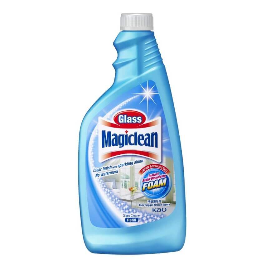 Почистващи препарати за кухня, баня и под, подредени върху плот