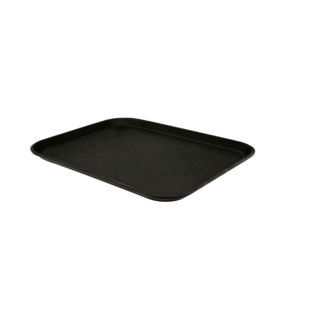 Табли и подноси – дървени, метални и пластмасови, подредени на маса