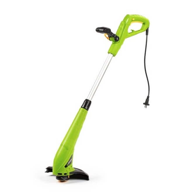 Тример за трева в действие по краищата на моравата