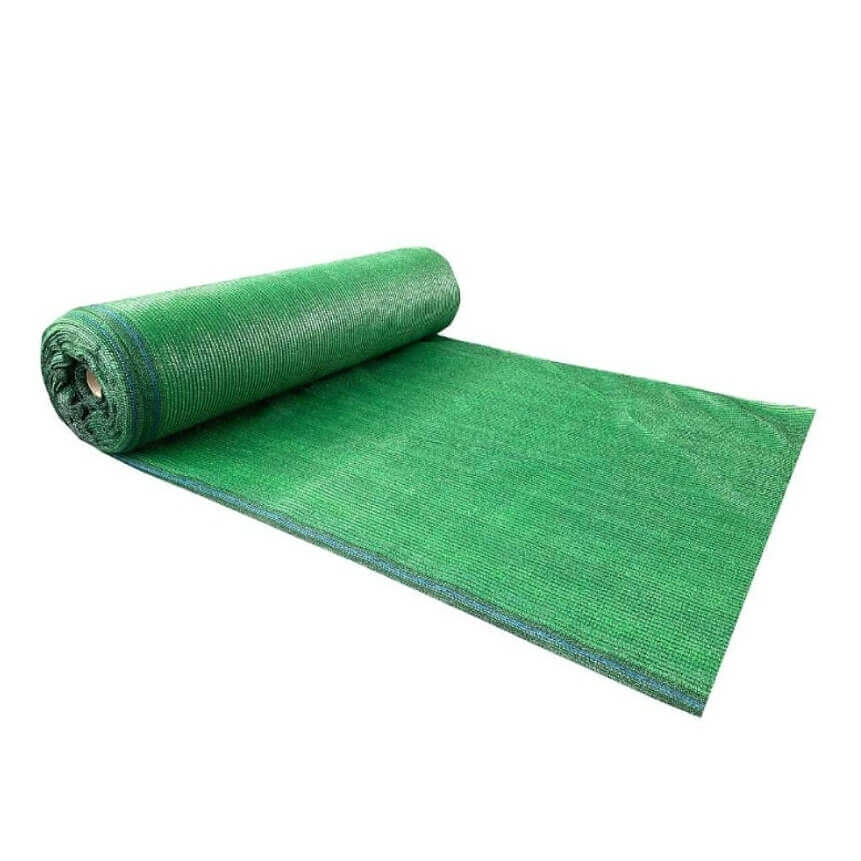 Засенчваща мрежа на ролка с UV защита, разпъната над оранжерия или градинска площ